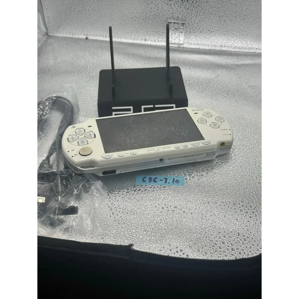 White psp 2000 w/charger & new battery - Picture 6 of 8